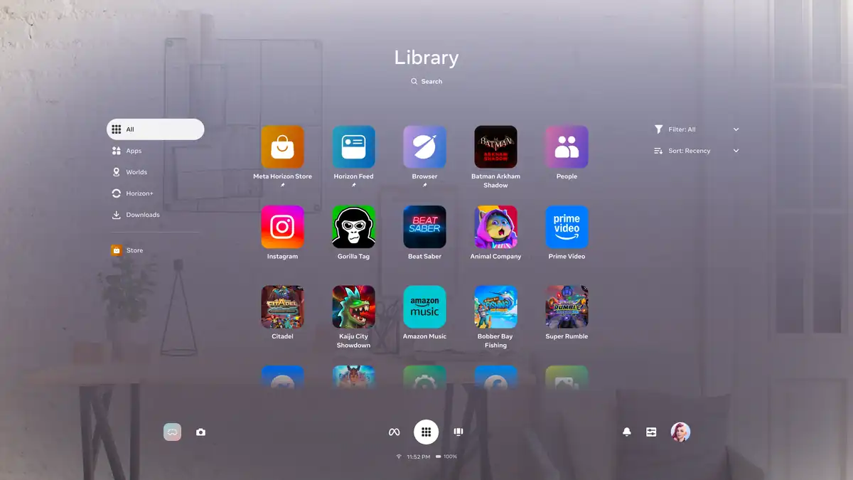 Una captura de pantalla de la biblioteca de Horizon OS en un visor Meta Quest, mostrando una mezcla de aplicaciones nativas y aplicaciones de PC VR con una etiqueta distintiva "PCVR" gracias a Quest Link.