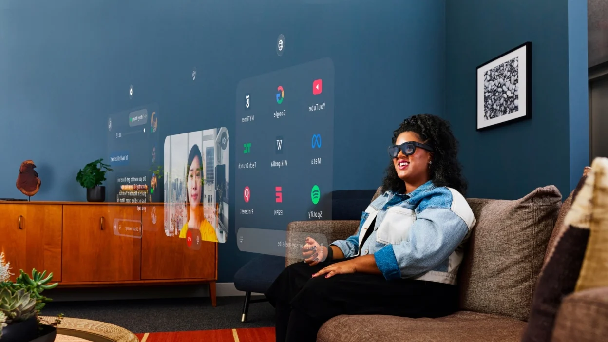 Un montaje gráfico con mostrado una persona usando unas gafas de realidad virtual para promocionar el Meta Connect.