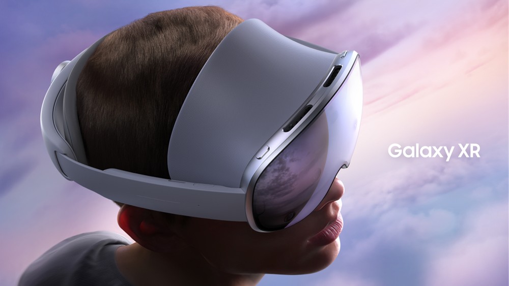 Una imagen de producto del visor Samsung Galaxy XR, mostrando su diseño de diadema tipo "halo" y sus cámaras frontales.