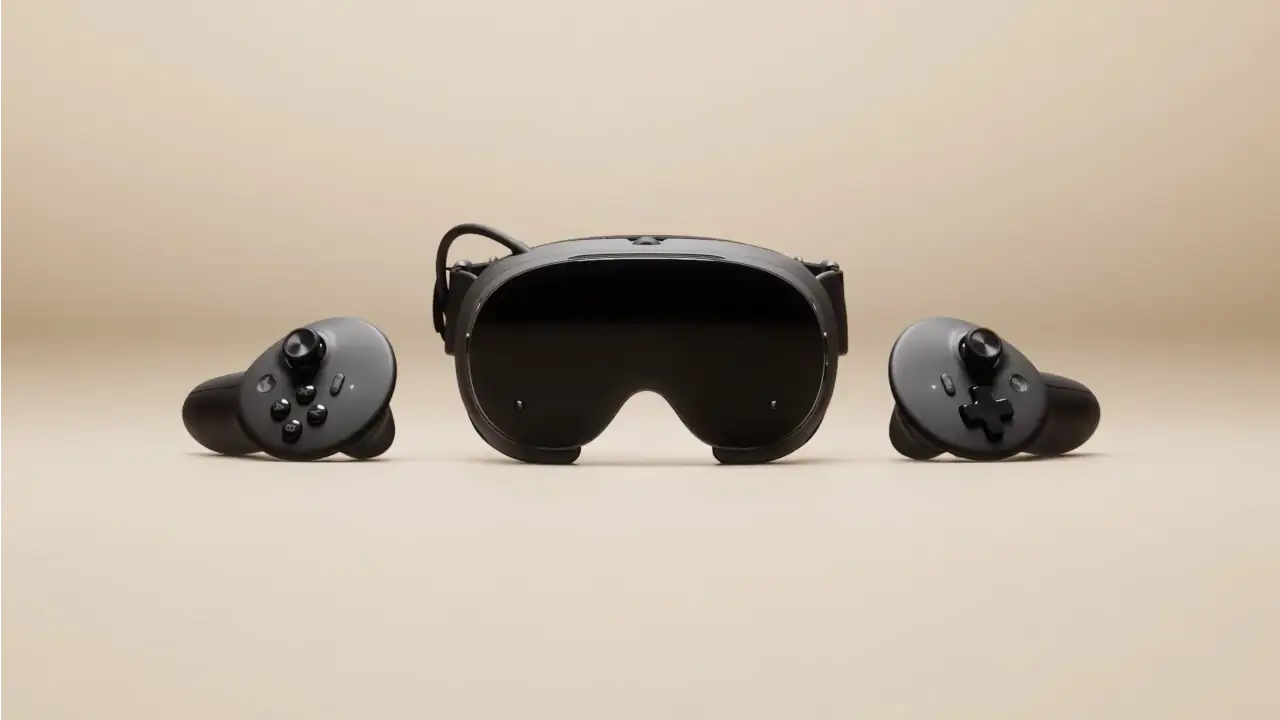 Una imagen oficial de producto de Valve mostrando el visor Steam Frame y sus nuevos controladores sobre un fondo limpio.